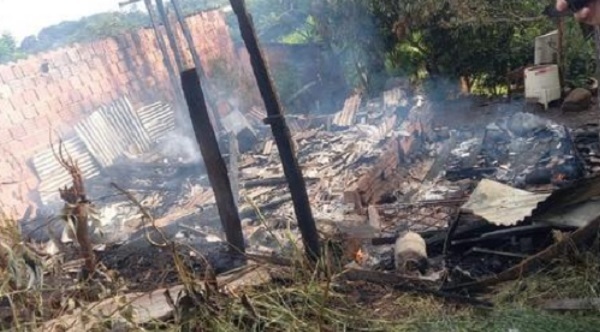 Vecinos quemaron “boca de fumo” donde cambiaron a bebé fallecida por crack - Oasis FM 94.3