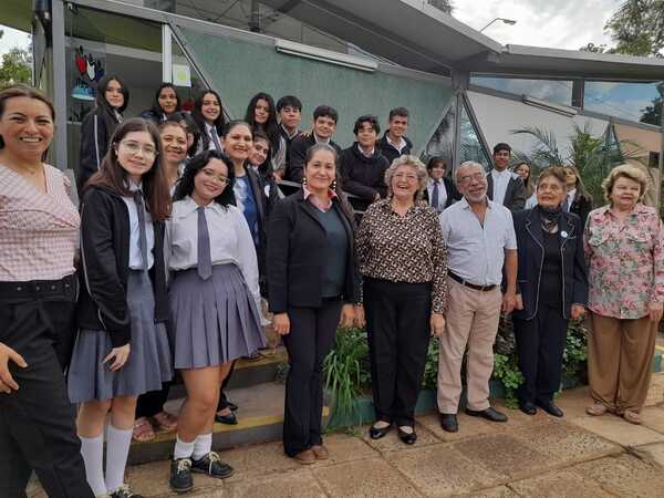 Jóvenes estudiantes de Itapúa celebran el Día Internacional del Libro con una actividad especial
