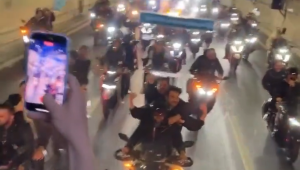 Versus / Los jugadores del Nápoli recibidos por miles de tifosi en la madrugada
