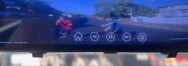 Diario HOY | VIDEO| Hombre fue asaltado, persiguió al delincuente y fue atropellado por un vehículo