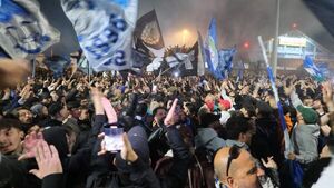 Más de 10.000 aficionados reciben al Napoli