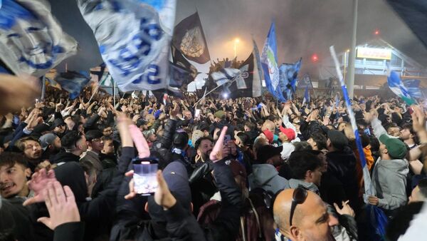 Más de 10.000 aficionados reciben al Napoli