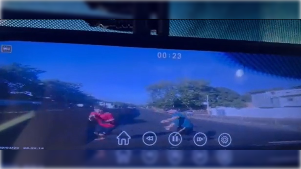 [VIDEO] Le robaron el celular, corrió al asaltante, pero terminó atropellado