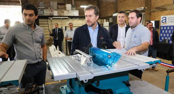 Fábrica de muebles recibió bienes de capital por parte del MIC