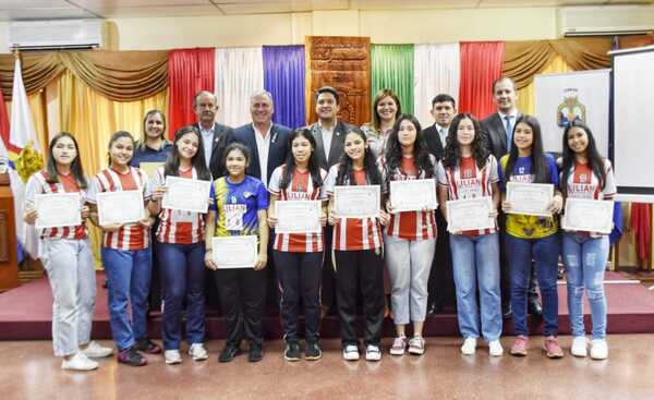 GOBERNACIÓN ENTREGA RECONOCIMIENTO A LA SELECCIÓN ENCARNACENA DE HÁNDBALL FEMENINO CATEGORÍA SUB 16