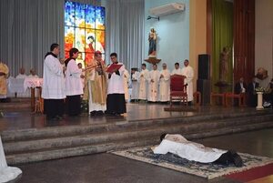 Ordenaron a nuevo sacerdote en la Catedral de San Juan Bautista - Nacionales - ABC Color