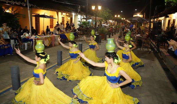 “Javy'a Peatonalpe”: Artesanía, danza y música en Luque •