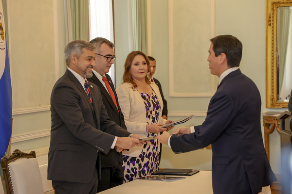 Indert entregó 32 títulos de propiedad a favor de instituciones estatales - .::Agencia IP::.