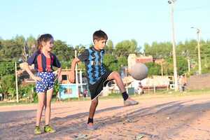 Clases de fútbol como desarrollo de niños en Cateura