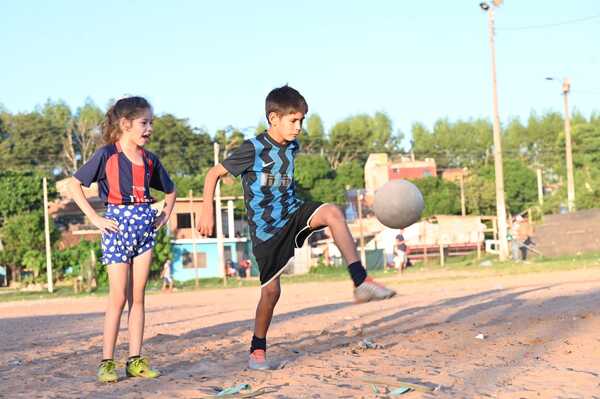 Clases de fútbol como desarrollo de niños en Cateura