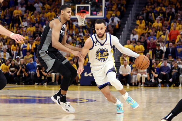 Diario HOY | Warriors emparejan serie con Kings, Cavs al borde del abismo