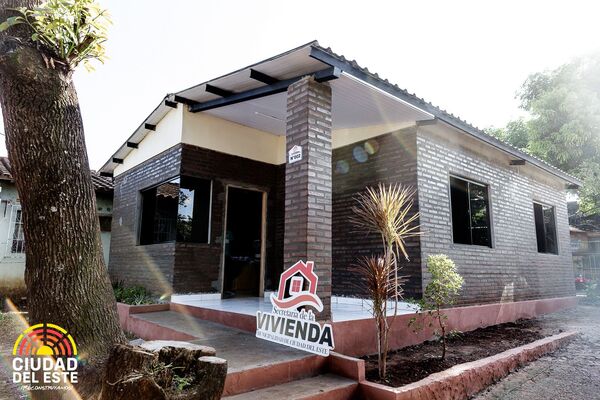 Entregan cinco viviendas ecológicas en Ciudad del Este - La Clave