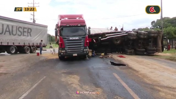 Camión de soja volcó en Villeta - C9N