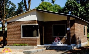 Comuna de CDE inaugura cinco viviendas ecológicas de carácter social
