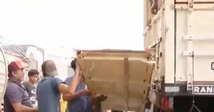 La Nación / Accidente en Villeta: camión volcó con una carga de 33.000 kilos de soja
