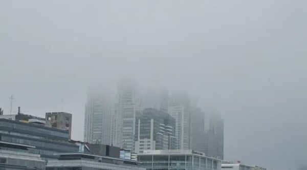 Buenos Aires bajo humo y olor a quemado por incendio en Uruguay