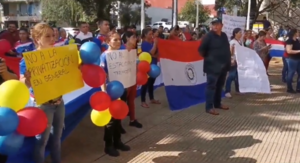 (VIDEO) Encarnacenos se manifiestan contra el intendente y el capeto corrió de la turba