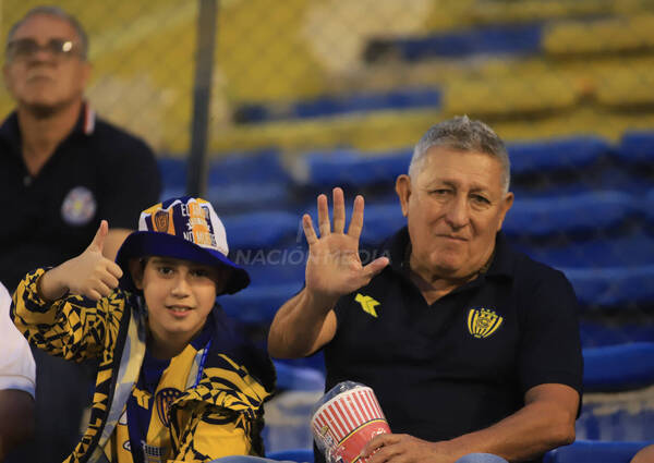 [GALERÍA] ¿Lunes no es día de fútbol? ¡Los hinchas de Luqueño siempre están!