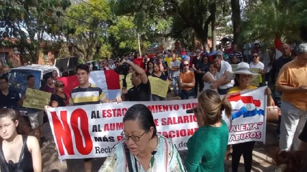 Ciudadanos de Encarnación se movilizan en rechazo del estacionamiento tarifado - Noticias Paraguay