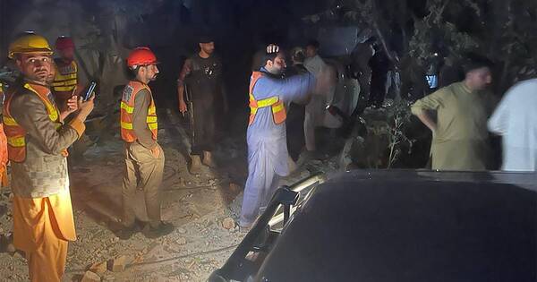 La Nación / Pakistán: reportan 12 muertos y 50 heridos por explosiones accidentales en una comisaría