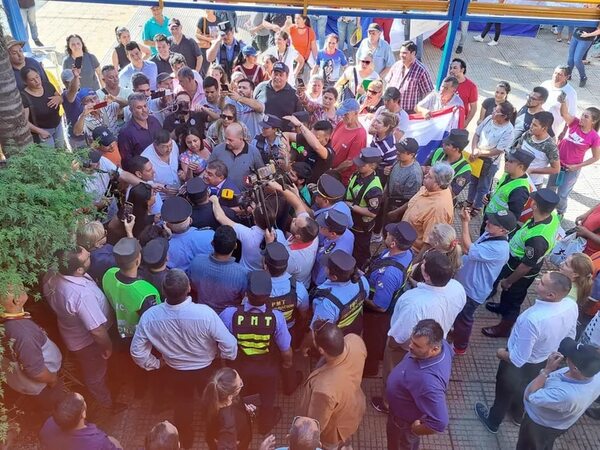 Encarnación: Manifestación contra el estacionamiento tarifado termina en incidentes con el intendente municipal - Nacionales - ABC Color