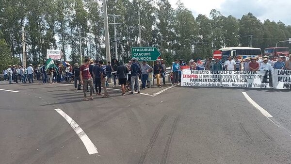 Pobladores cierran ruta por obras adjudicadas de asfalto que no inician
