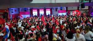 Diario HOY | Multitudinario apoyo de mujeres coloradas a la chapa presidencial de la Lista 1