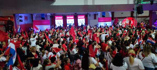 Diario HOY | Multitudinario apoyo de mujeres coloradas a la chapa presidencial de la Lista 1