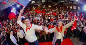 La Nación / A seis días de las elecciones, Santiago Peña recibe fuerte apoyo de mujeres coloradas