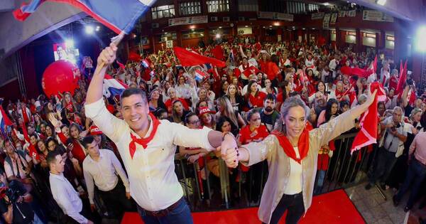 La Nación / A seis días de las elecciones, Santiago Peña recibe fuerte apoyo de mujeres coloradas