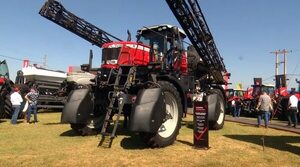 De La Sobera presentó moderna pulverizadora Massey Ferguson - Empresariales - ABC Color