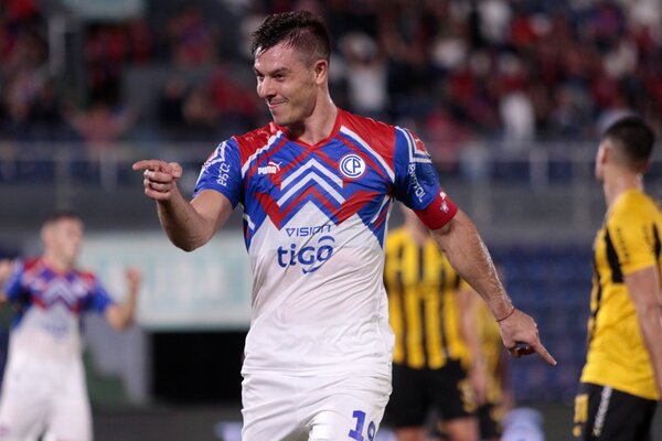Cerro golea a Guaraní y no se aleja de la pelea