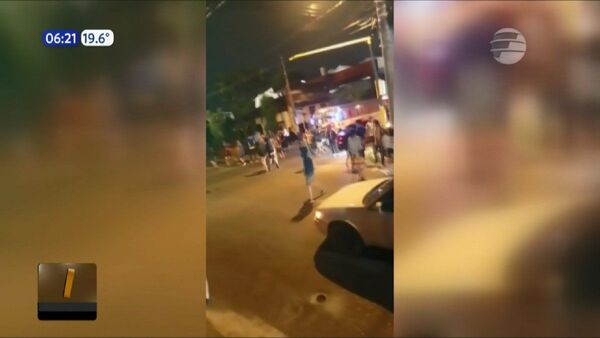 Hinchas de Luque se enfrentan con policías antidisturbios a pedradas