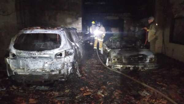 Incendio consume una vivienda y vehículos en Carmen del Paraná