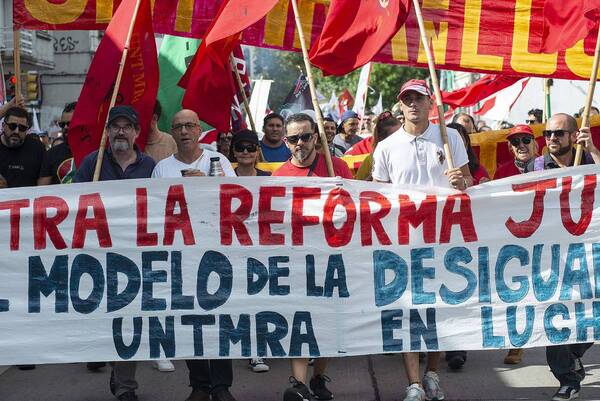 Sindicatos de Uruguay van a un paro general en rechazo a la reforma jubilatoria - .::Agencia IP::.