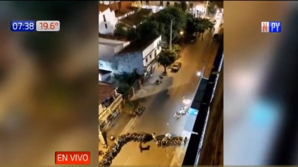 Barrabravas de Luqueño se enfrentaron a agentes antimotines - Noticias Paraguay