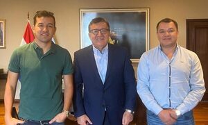 El director de la Entidad Binacional Yacyretá, Nicanor Duarte Frutos, recibió la visita de una comitiva encabezada por Néstor Camacho