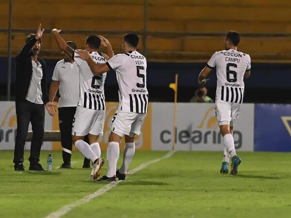 Daniel Garnero y la dura crítica al césped del Feliciano Cáceres - Libertad - ABC Color