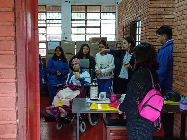 Niña que fue víctima de bala perdida volvió al colegio - Radio Imperio