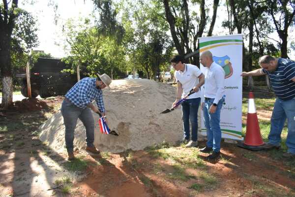 PALADA INICIAL DE OBRAS PARA MEJORAMIENTO DE UNA PLAZA Y UN POLIDEPORTIVO EN CAMBYRETÁ