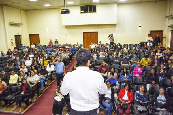 GOBERNACIÓN ENTREGA PRIMER APORTE ECONÓMICO A ESTUDIANTES UNIVERSITARIOS