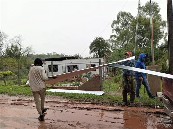 Afectados por temporal de tormenta y granizada reciben asistencia en La Colmena - Nacionales - ABC Color