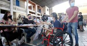 La Nación / Acompañamiento en máquina de votación está permitido solo para personas con discapacidad