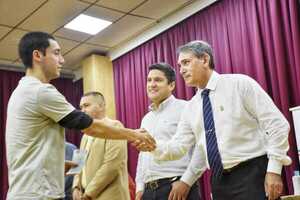 Gobernación de Itapúa cumple con apoyo económico a jóvenes universitarios