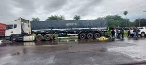 Vendedor ambulante fallece tras chocar por la parte trasera de un tractocamión