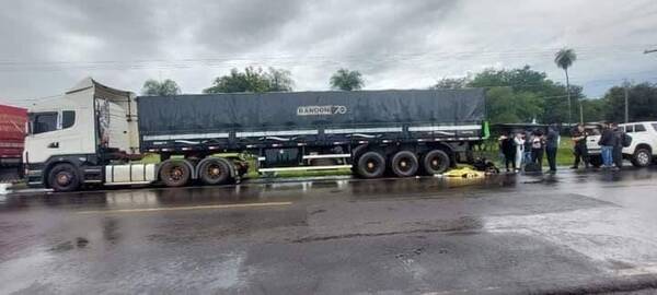 Vendedor ambulante fallece tras chocar por la parte trasera de un tractocamión