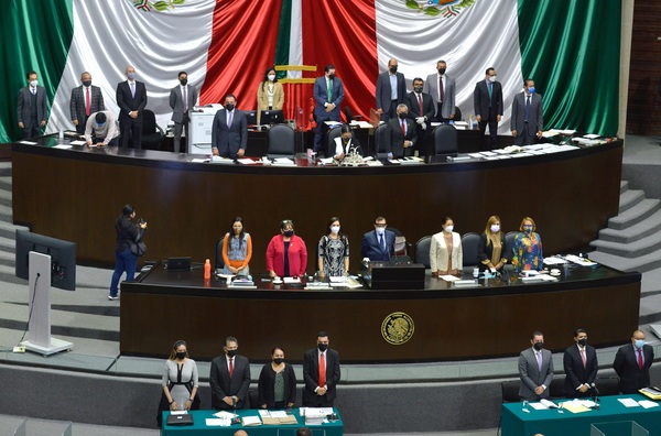 Comisión de diputados mexicanos aprueba dos días de descanso obligatorios - MarketData