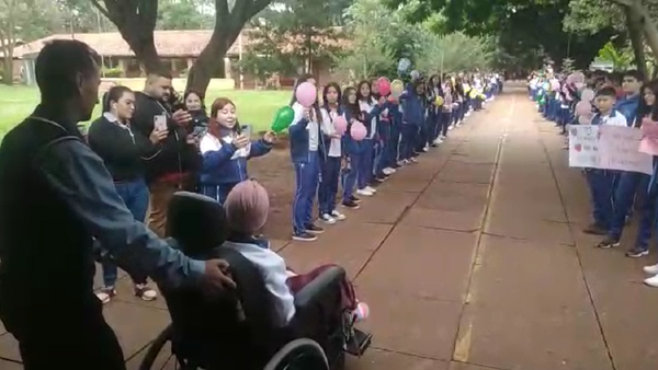 Niña víctima de bala perdida regresa a su colegio con cálido recibimiento
