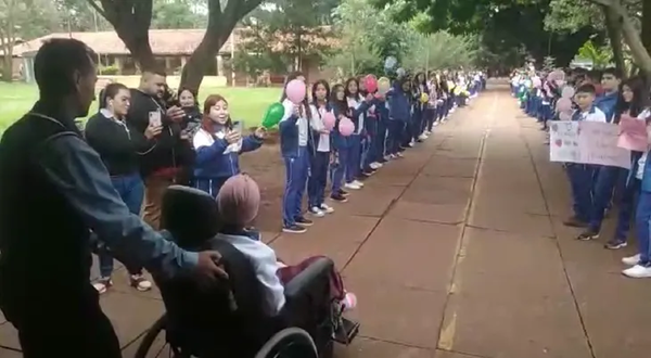 Niña víctima de bala perdida regresa a su colegio con cálido recibimiento - Noticiero Paraguay