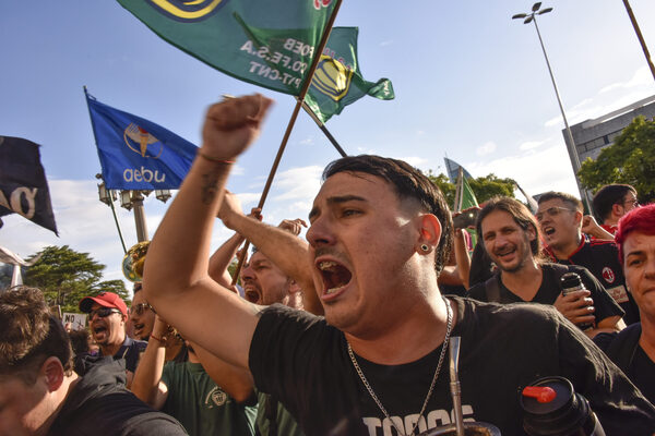Trabajadores paran en Uruguay por reforma jubilatoria "contra la gente" - MarketData